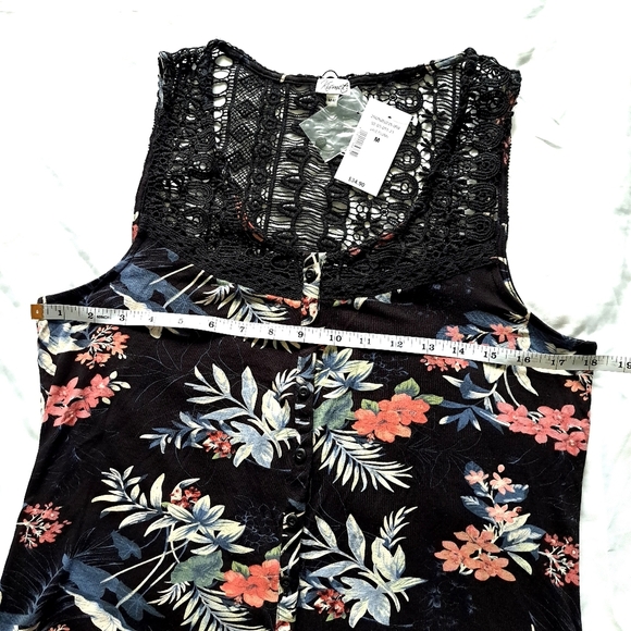 Kismet | Black tropical pattern button up women's tank top - Picture 7 of 9